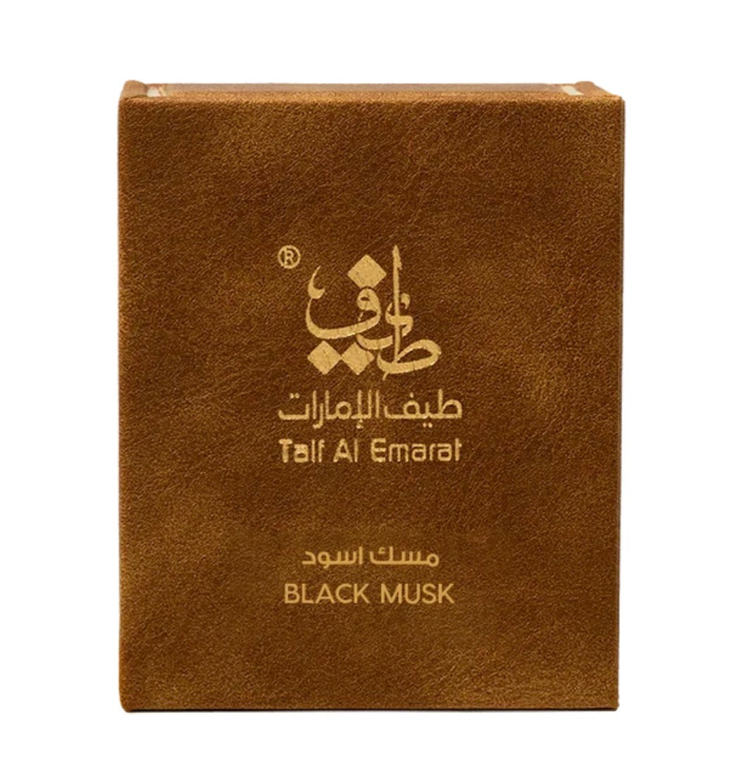 Musk noir Taif Al Emarat en 1 Tola, flacon avec parfum précieux, illustration du produit de musc noir en gros plan.