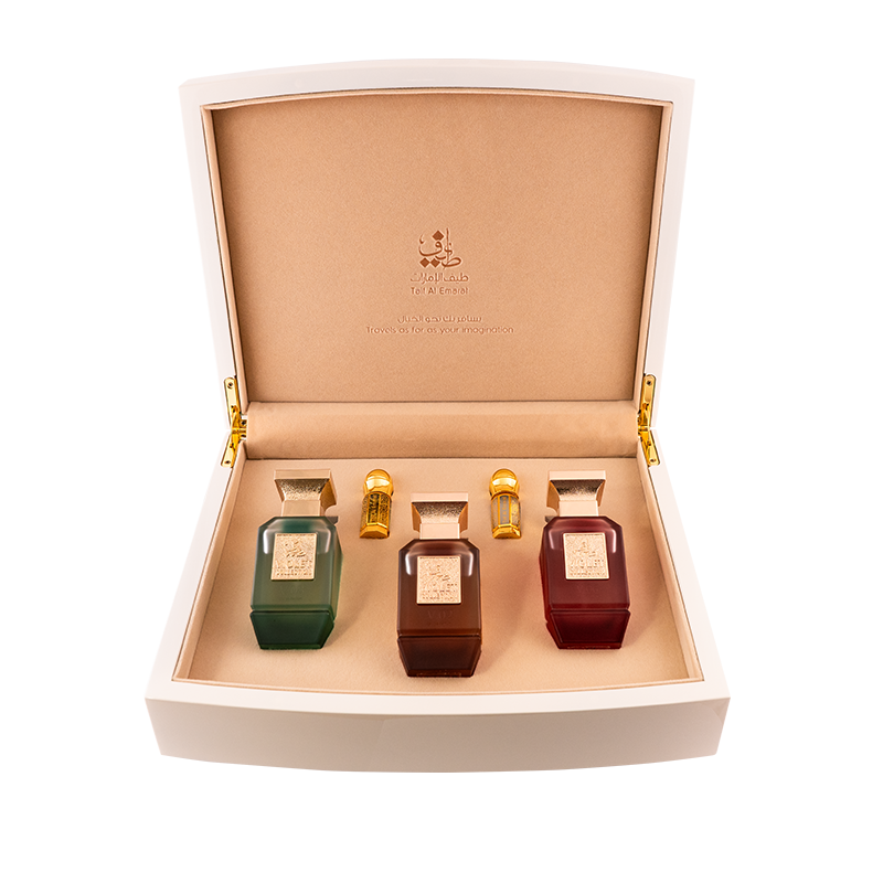 Trois flacons de parfum de la collection Violette de Taif Al Emarat, élégants et parfumés, affichés sur une surface neutre.
